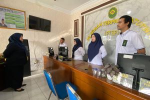 Hakim Pengadilan Agama Sidikalang Berikan Arahan dalam Morning Briefing Petugas PTSP